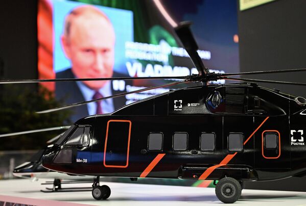 Mô hình máy bay trực thăng MI-8, được trưng bày tại triển lãm thành tựu của Cộng hòa Tatarstan tại Trung tâm Nghệ nhân độc đáo (TSUM) ở Kazan trước thềm Hội nghị thượng đỉnh Nga-ASEAN. - Sputnik Việt Nam