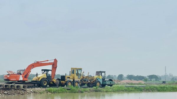 Phương tiện tập kết sẵn sàng thi công dự án thành phần 8: Bồi thường, hỗ trợ, tái định cư phục vụ tuyến đường sắt Lào Cai - Hà Nội - Hải Phòng - Sputnik Việt Nam