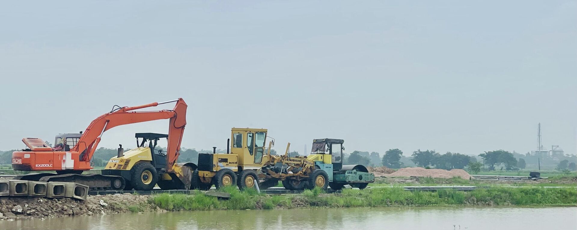 Phương tiện tập kết sẵn sàng thi công dự án thành phần 8: Bồi thường, hỗ trợ, tái định cư phục vụ tuyến đường sắt Lào Cai - Hà Nội - Hải Phòng - Sputnik Việt Nam, 1920, 17.06.2026