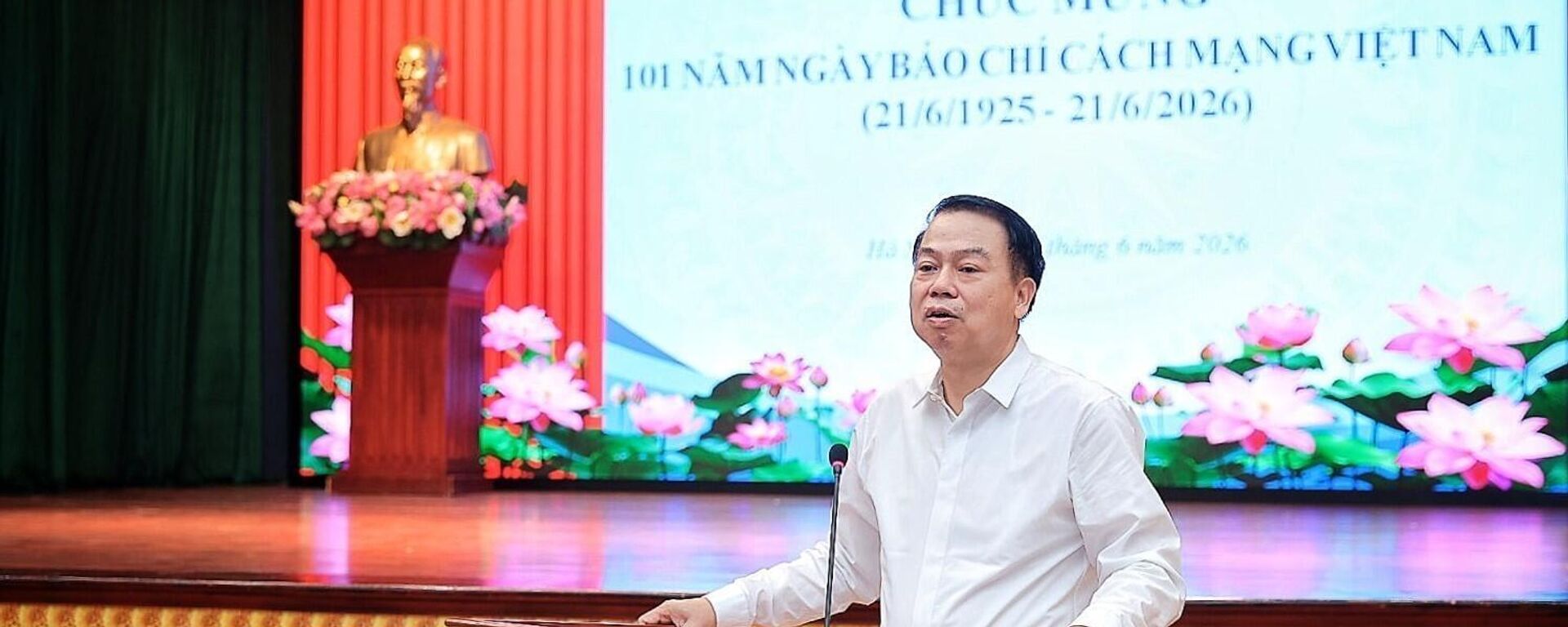 Thứ trưởng Nguyễn Đức Chi - người phát ngôn Bộ Tài chính phát biểu tại cuộc họp Thứ trưởng Nguyễn Đức Chi - người phát ngôn Bộ Tài chính phát biểu tại cuộc họp - Sputnik Việt Nam, 1920, 17.06.2026