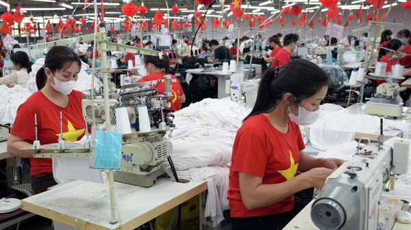 Công nhân sản xuất hàng may mặc xuất khẩu tại doanh nghiệp trên địa bàn tỉnh Bắc Ninh - Sputnik Việt Nam
