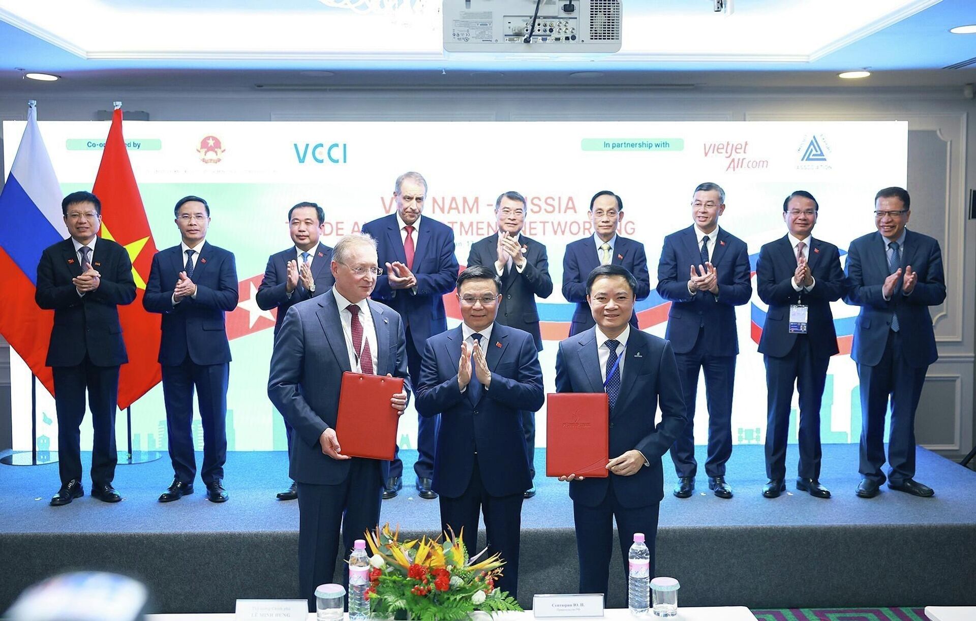 Thủ tướng Lê Minh Hưng chứng kiến trao Giấy chứng nhận đầu tư của PSC Lô 01/17&02/17, thềm lục địa Việt Nam giữa PetroVietnam và Tập đoàn Zarubezhneft - Sputnik Việt Nam, 1920, 18.06.2026