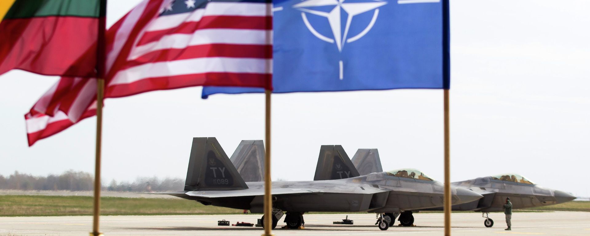 Máy bay chiến đấu F-22 Raptor của Không quân Hoa Kỳ tại Căn cứ Không quân Zokniai, Lithuania. - Sputnik Việt Nam, 1920, 18.06.2026