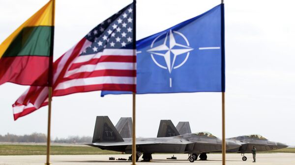 Máy bay chiến đấu F-22 Raptor của Không quân Hoa Kỳ tại Căn cứ Không quân Zokniai, Lithuania. - Sputnik Việt Nam