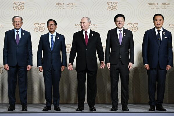 Ngày 18 tháng 6 năm 2026. Thủ tướng Malaysia Anwar bin Ibrahim, Tổng thống Philippines Ferdinand Marcos Jr., Tổng thống Nga Vladimir Putin, Thủ tướng Singapore Lawrence Wong, Chủ tịch Hội đồng Chính phủ Vương quốc Thái Lan Anutin Charnvirakul (từ trái sang phải) tại buổi lễ chụp ảnh chung của các trưởng đoàn tham dự hội nghị thượng đỉnh Nga – ASEAN tại Kazan. - Sputnik Việt Nam
