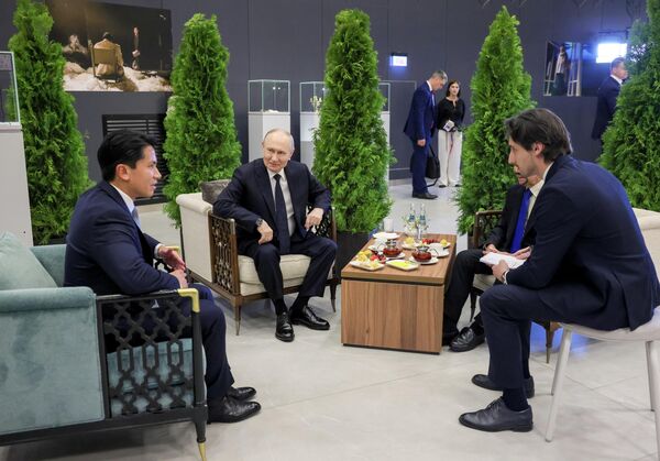 Ngày 17 tháng 6 năm 2026. Tổng thống Nga Vladimir Putin trước buổi chiêu đãi trọng thể dành cho các trưởng đoàn tham dự hội nghị thượng đỉnh Nga – ASEAN tại Kazan. - Sputnik Việt Nam