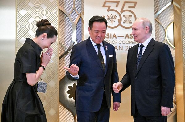 Ngày 17 tháng 6 năm 2026. Tổng thống Nga Vladimir Putin trong buổi lễ đón tiếp chính thức các trưởng đoàn tham dự hội nghị thượng đỉnh Nga – ASEAN tại Kazan. Bên trái: Chủ tịch Hội đồng Chính phủ Vương quốc Thái Lan Anutin Charnvirakul và phu nhân Thananon. - Sputnik Việt Nam