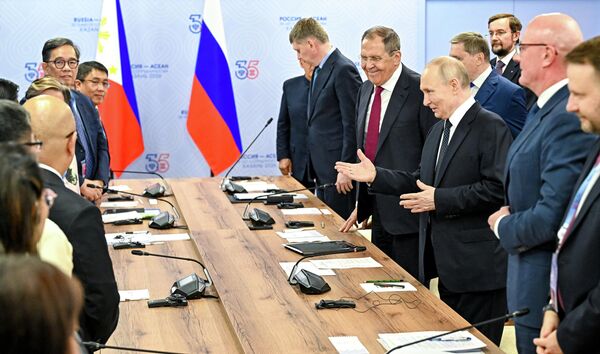 Ngày 17 tháng 6 năm 2026. Tổng thống Nga Vladimir Putin chào đón phái đoàn Philippines trước cuộc gặp với Tổng thống Philippines Ferdinand Marcos Jr. bên lề hội nghị thượng đỉnh Nga – ASEAN tại Kazan. Người thứ tư từ phải sang: Bộ trưởng Ngoại giao Nga Sergei Lavrov. - Sputnik Việt Nam