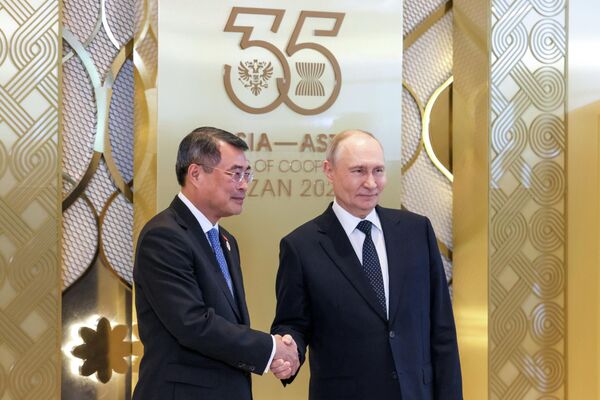 Ngày 17 tháng 6 năm 2026. Tổng thống Nga Vladimir Putin trong buổi lễ đón tiếp chính thức các trưởng đoàn tham dự hội nghị thượng đỉnh Nga – ASEAN tại Kazan. Bên trái: Thủ tướng nước Cộng hòa Xã hội Chủ nghĩa Việt Nam Lê Minh Hưng. - Sputnik Việt Nam