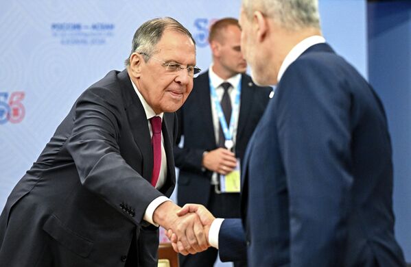 Ngày 17 tháng 6 năm 2026. Bộ trưởng Ngoại giao Nga Sergei Lavrov (trái) và Bộ trưởng Ngoại giao Thổ Nhĩ Kỳ Hakan Fidan trong cuộc gặp bên lề hội nghị thượng đỉnh Nga – ASEAN tại Kazan. - Sputnik Việt Nam