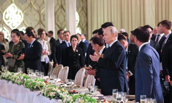 Ngày 17 tháng 6 năm 2026. Tổng thống Nga Vladimir Putin trong buổi chiêu đãi trọng thể dành cho các trưởng đoàn tham dự hội nghị thượng đỉnh Nga – ASEAN tại Kazan. - Sputnik Việt Nam