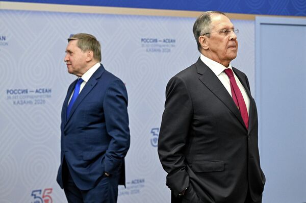 Ngày 17 tháng 6 năm 2026. Trợ lý Tổng thống Nga, ông Yuri Ushakov (trái) và Bộ trưởng Ngoại giao Nga Sergei Lavrov trước cuộc gặp giữa Tổng thống Nga Vladimir Putin và Bộ trưởng Ngoại giao Thổ Nhĩ Kỳ Hakan Fidan bên lề hội nghị thượng đỉnh Nga–ASEAN tại Kazan. - Sputnik Việt Nam