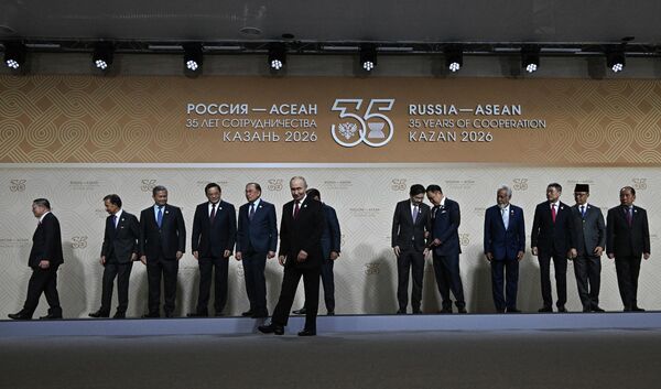 Ngày 18 tháng 6 năm 2026. Tổng thống Nga Vladimir Putin tại buổi lễ chụp ảnh chung của các trưởng đoàn tham dự hội nghị thượng đỉnh Nga – ASEAN tại Kazan. - Sputnik Việt Nam
