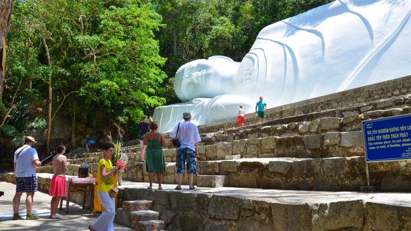 Du khách Nga tham quan núi Tà Cú (Đền Linh Sơn Trường Thọ) ở Phan Thiết, Việt Nam - Sputnik Việt Nam