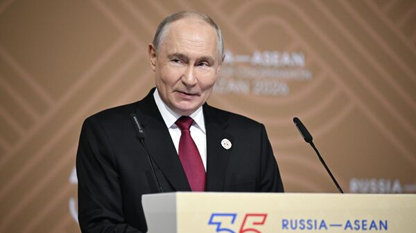Tổng thống Nga Vladimir Putin phát biểu tại cuộc họp báo sau phiên họp toàn thể của hội nghị thượng đỉnh Nga-ASEAN ở Kazan. - Sputnik Việt Nam