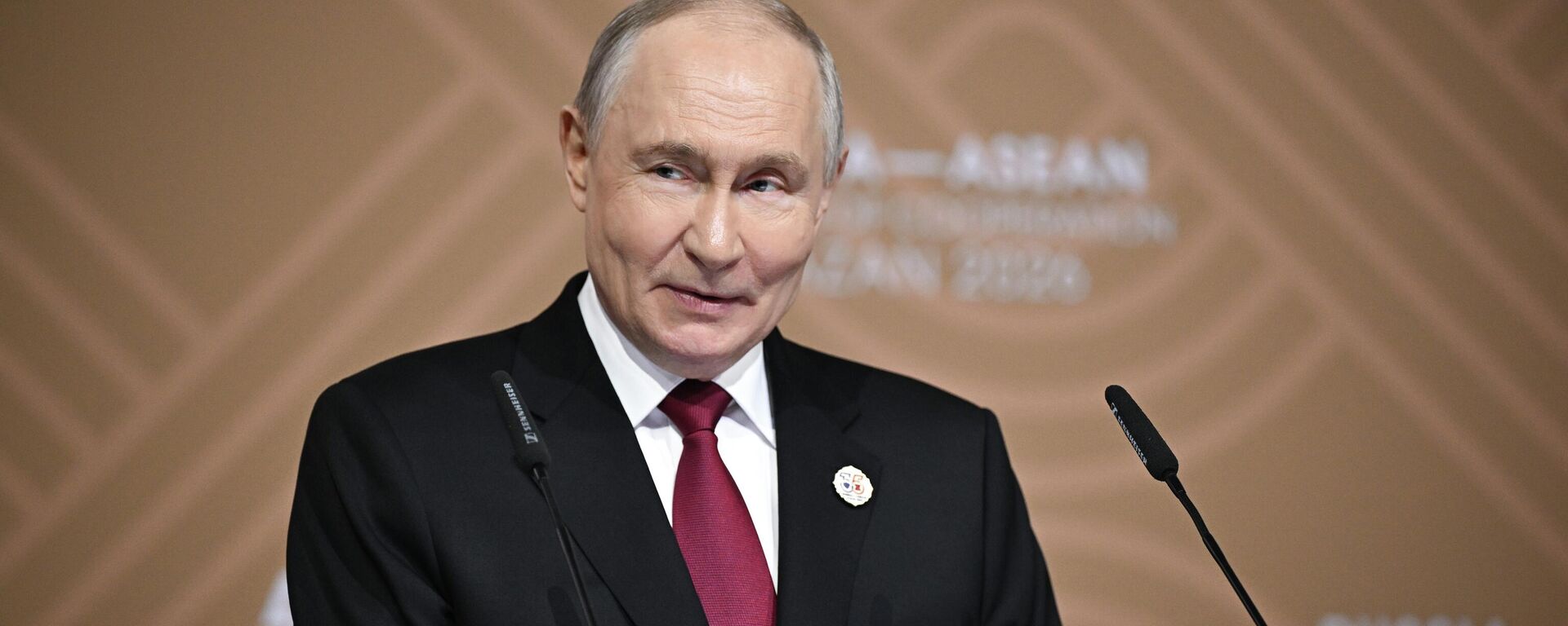 Tổng thống Nga Vladimir Putin phát biểu tại cuộc họp báo sau phiên họp toàn thể của hội nghị thượng đỉnh Nga-ASEAN ở Kazan. - Sputnik Việt Nam, 1920, 18.06.2026
