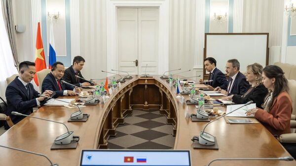 Bên lề Diễn đàn kỷ niệm 35 năm quan hệ Đối thoại ASEAN - Nga tại Kazan, Bộ trưởng Bộ KH&CN Vũ Hải Quân đã làm việc với Ông MOGILEVSKY Konstantin Ilyich – Thứ trưởng Bộ Khoa học và Giáo dục Đại học Liên bang Nga.  - Sputnik Việt Nam
