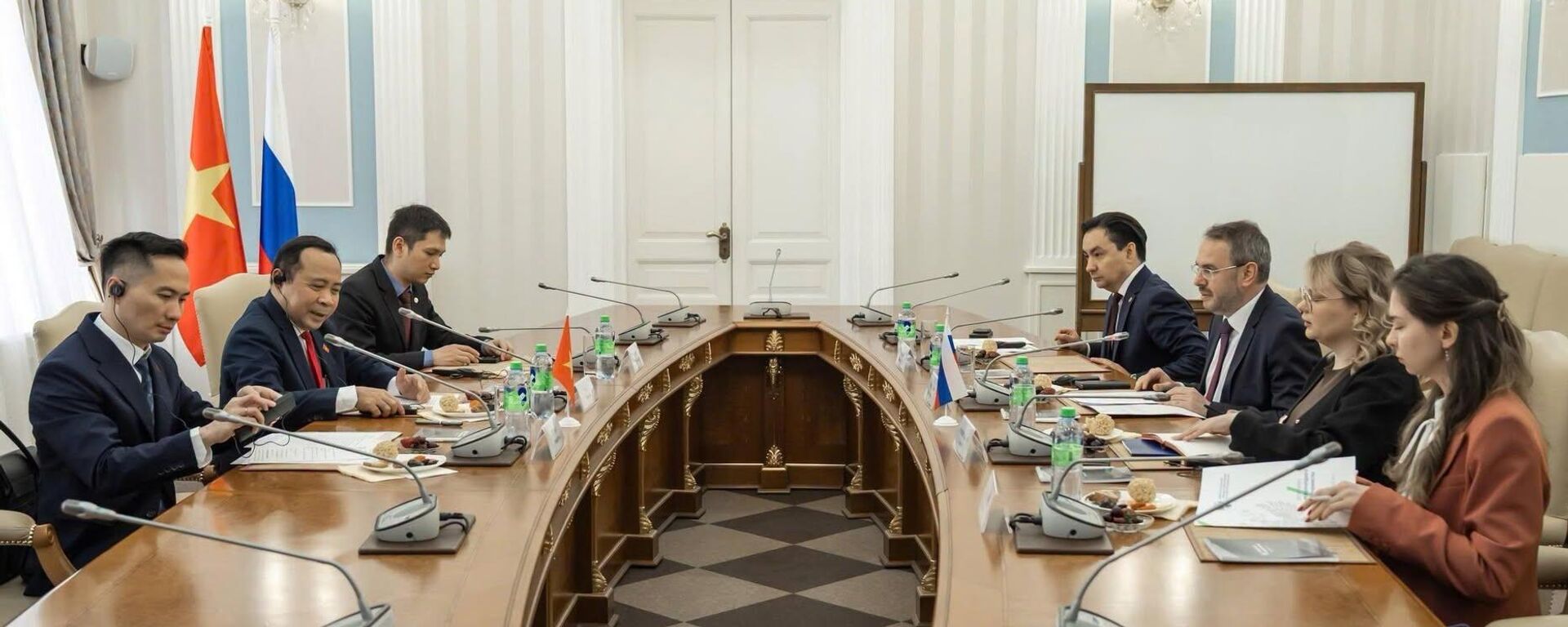 Bên lề Diễn đàn kỷ niệm 35 năm quan hệ Đối thoại ASEAN - Nga tại Kazan, Bộ trưởng Bộ KH&CN Vũ Hải Quân đã làm việc với Ông MOGILEVSKY Konstantin Ilyich – Thứ trưởng Bộ Khoa học và Giáo dục Đại học Liên bang Nga.  - Sputnik Việt Nam, 1920, 18.06.2026