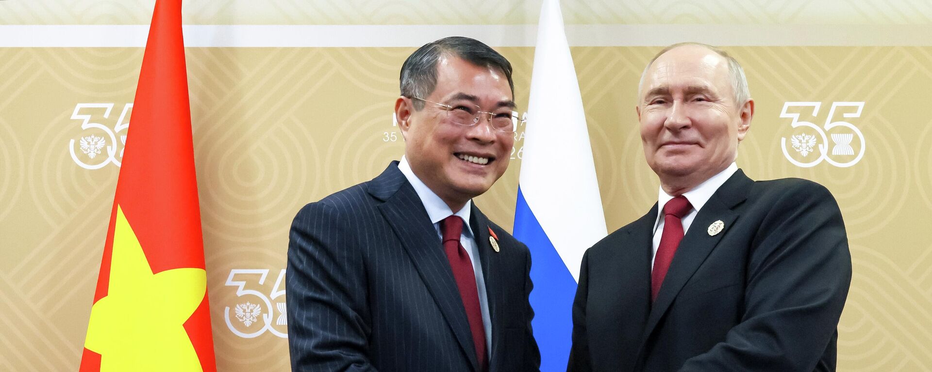 Tổng thống Nga Vladimir Putin và Thủ tướng Cộng hòa Xã hội chủ nghĩa Việt Nam Lê Minh Hùng (bên trái) trong cuộc gặp bên lề hội nghị thượng đỉnh Nga-ASEAN tại Kazan. - Sputnik Việt Nam, 1920, 19.06.2026
