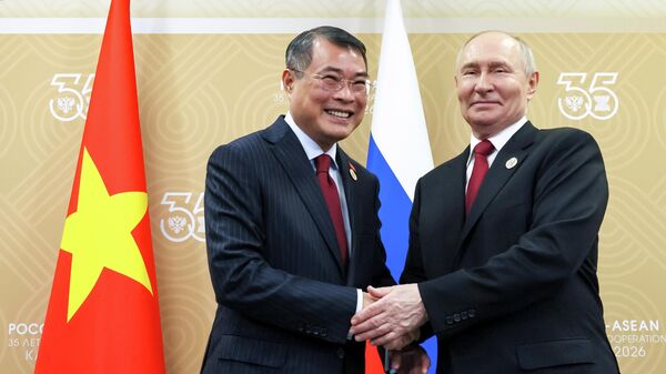 Tổng thống Nga Vladimir Putin và Thủ tướng Cộng hòa Xã hội chủ nghĩa Việt Nam Lê Minh Hùng (bên trái) trong cuộc gặp bên lề hội nghị thượng đỉnh Nga-ASEAN tại Kazan. - Sputnik Việt Nam
