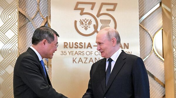 Tổng thống Nga Vladimir Putin trong lễ đón chính thức các trưởng đoàn tham dự Hội nghị thượng đỉnh Nga-ASEAN tại Kazan - Sputnik Việt Nam