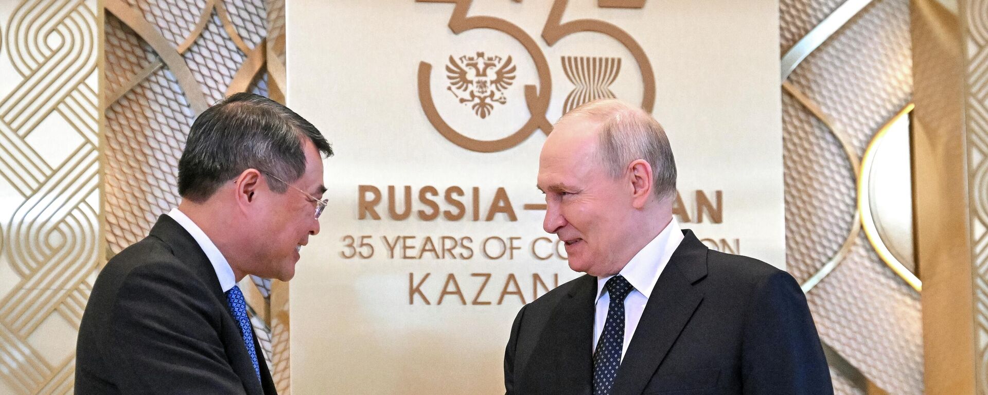 Tổng thống Nga Vladimir Putin trong lễ đón chính thức các trưởng đoàn tham dự Hội nghị thượng đỉnh Nga-ASEAN tại Kazan - Sputnik Việt Nam, 1920, 19.06.2026