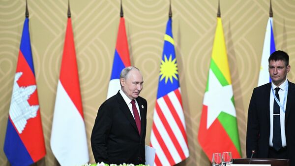 Tổng thống Nga Vladimir Putin tại phiên họp toàn thể của Hội nghị thượng đỉnh Nga-ASEAN ở Kazan trong khuôn khổ bữa sáng làm việc - Sputnik Việt Nam