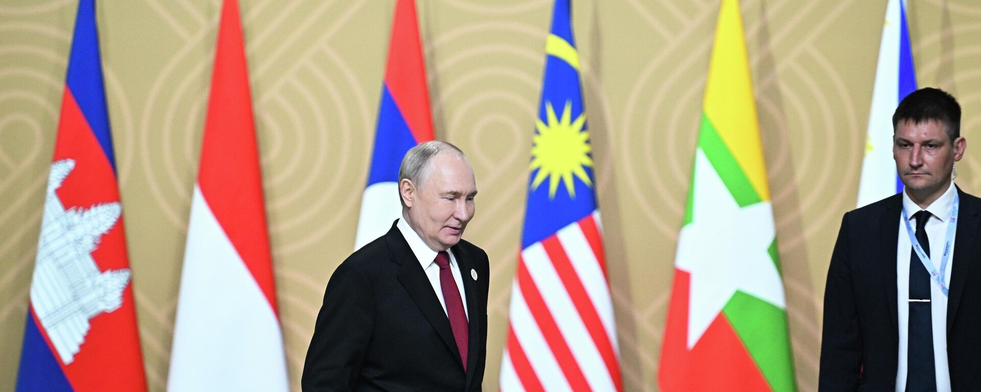 Tổng thống Nga Vladimir Putin tại phiên họp toàn thể của Hội nghị thượng đỉnh Nga-ASEAN ở Kazan trong khuôn khổ bữa sáng làm việc - Sputnik Việt Nam, 1920, 19.06.2026