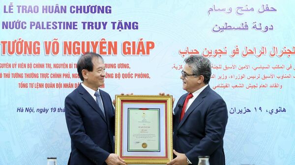 Đại sứ Đặc mệnh toàn quyền Nhà nước Palestine tại Việt Nam Saadi Salama trao tặng Huân chương Đại Huân đai, phần thưởng cao quý của Nhà nước Palestine cho đại diện gia đình Đại tướng Võ Nguyên Giáp - Sputnik Việt Nam