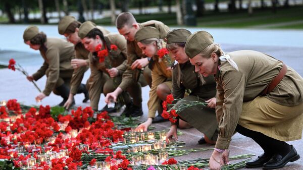 Акция Вахта памяти. Вечный огонь, приуроченная ко Дню памяти и скорби, в Александровском саду в Москве. - Sputnik Việt Nam