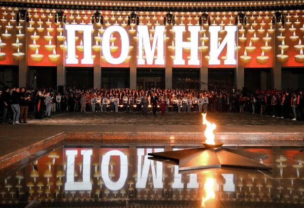 Hoạt động toàn Nga "Ngọn nến tưởng niệm" tại Bảo tàng Chiến thắng trên đồi Poklonnaya ở Matxcơva. Vào đêm 21 sang ngày 22 tháng 6, hoạt động toàn Nga thường niên "Ngọn nến tưởng niệm" được tổ chức tại Bảo tàng Chiến thắng, nhân Ngày Tưởng niệm và Đau buồn. - Sputnik Việt Nam
