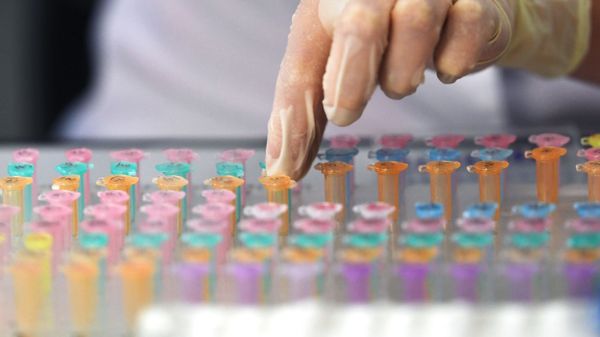 Nhà nghiên cứu kiểm tra ống thủy tinh - Sputnik Việt Nam