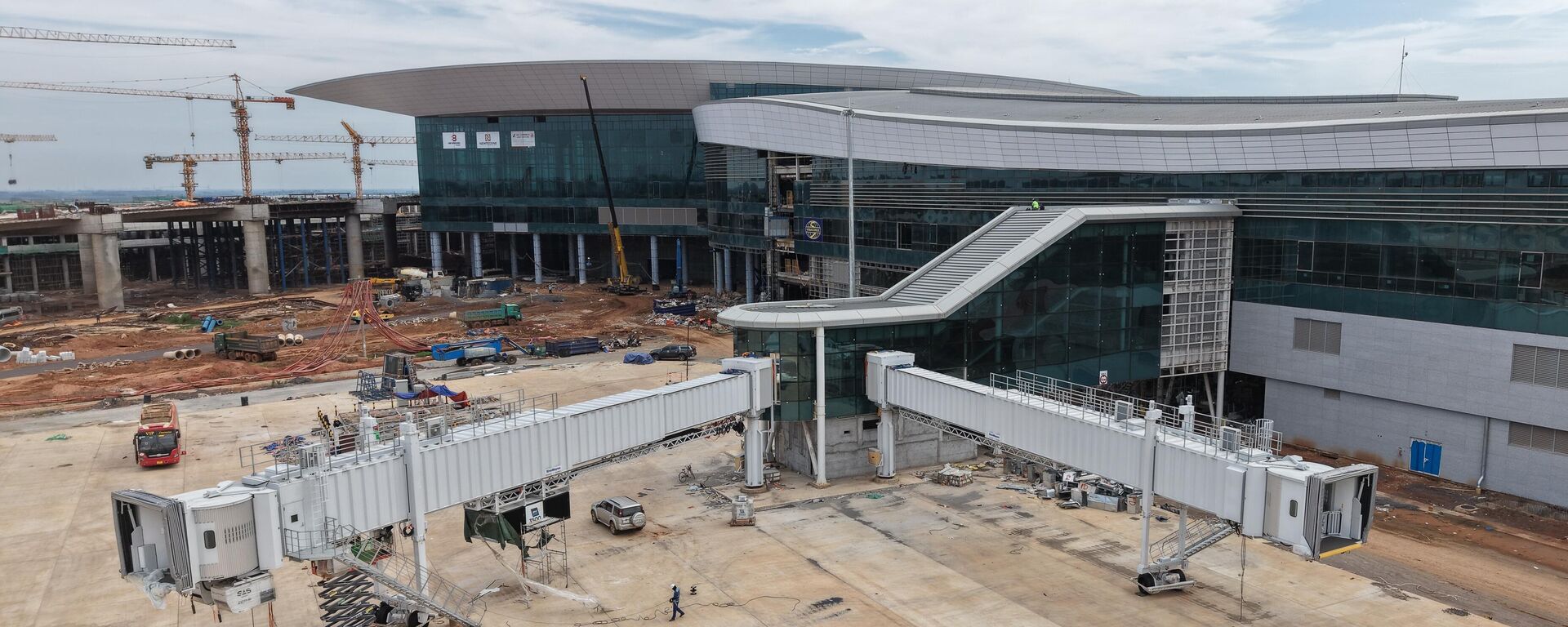 Bộ cầu ống lồng đã được lắp đặt tại nhà ga hành khách sân bay Long Thành - Sputnik Việt Nam, 1920, 22.06.2026