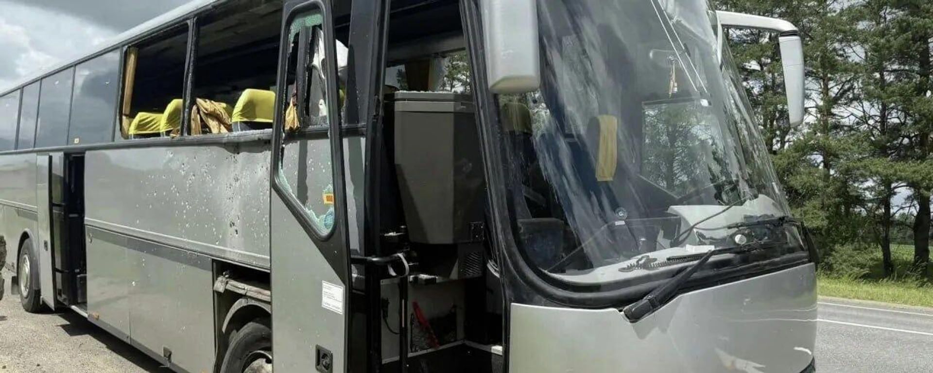Máy bay không người lái của Lực lượng vũ trang Ukraina tấn công chiếc xe buýt chở trẻ em - Sputnik Việt Nam, 1920, 02.07.2026