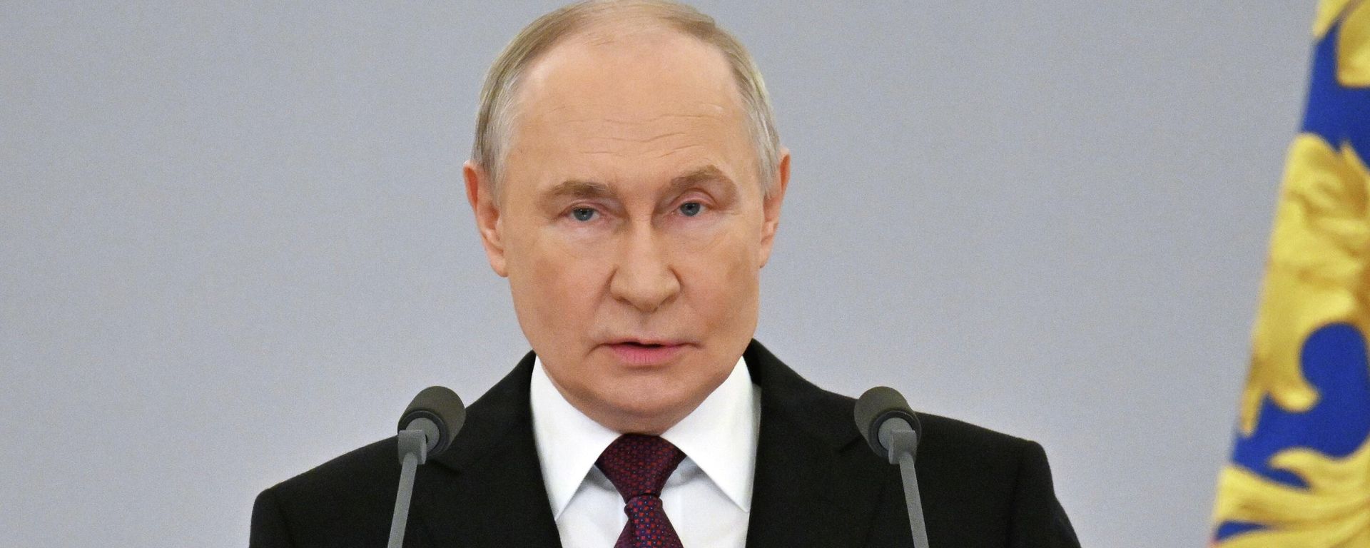 Vladimir Putin gặp gỡ các cựu sinh viên của các cơ quan thực thi pháp luật. Vladimir Putin gặp gỡ các cựu sinh viên của các cơ quan thực thi pháp luật. - Sputnik Việt Nam, 1920, 23.06.2026
