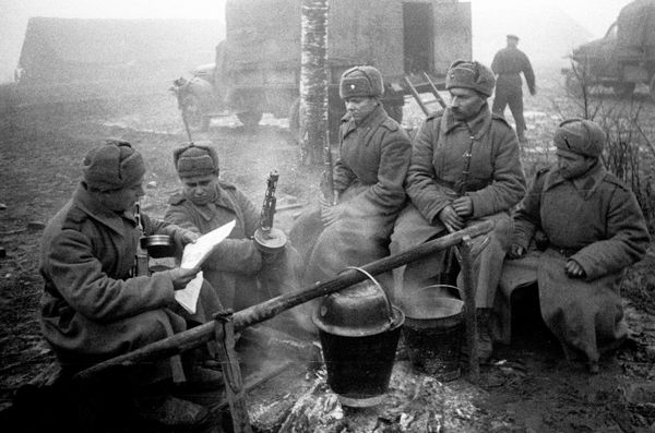 Chiến tranh Vệ quốc vĩ đại 1941-1945. Các chiến sĩ Hồng quân đọc tin tức mới nhất từ ​​Cục Thông tin Liên Xô. - Sputnik Việt Nam