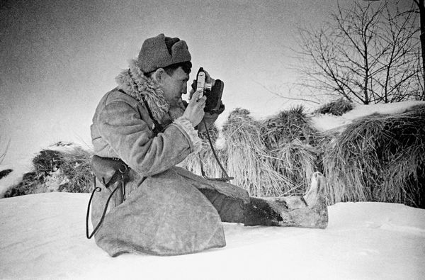 Chiến tranh Vệ quốc vĩ đại (1941-1945). Phóng viên ảnh Alexander Mokletsov chụp ảnh tại Mặt trận Leningrad, mùa đông năm 1941. - Sputnik Việt Nam