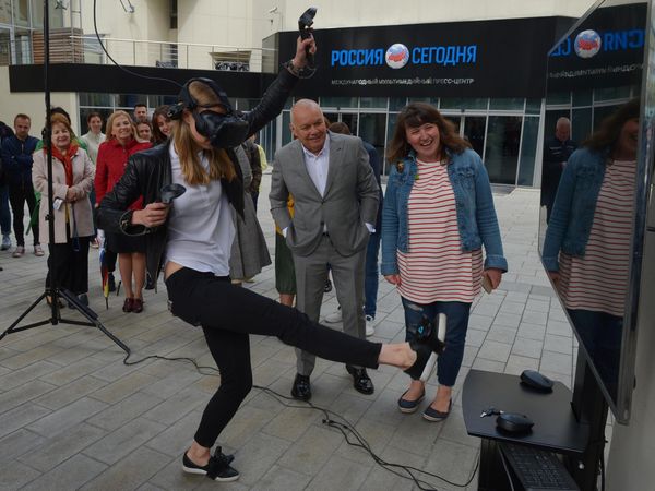 Bà Oksana Oleynik, Trưởng bộ phận Dự án Hình ảnh tại MIA Rossiya Segodnya, và Dmitry Kiselev, Tổng Giám đốc Hãng truyền thông quốc tế Rossiya Segodnya (từ phải sang trái), tại lễ khai mạc triển lãm đa phương tiện "Chúng ta cần một bàn thắng!" tại tòa nhà Hãng truyền thông quốc tế Rossiya Segodnya trên Đại lộ Zubovsky, trùng với thời điểm khai mạc Giải vô địch bóng đá thế giới FIFA 2018. - Sputnik Việt Nam