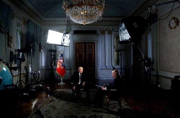 Ông Dmitry Kiselev, Tổng Giám đốc Hãng truyền thông quốc tế Rossiya Segodnya phỏng vấn Tổng thống Vladimir Putin. - Sputnik Việt Nam