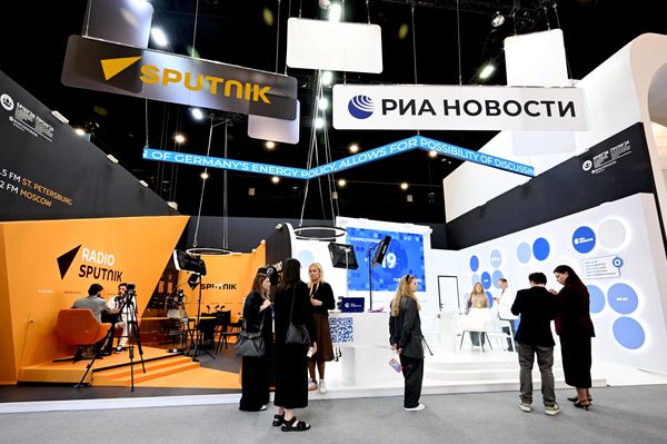 Gian triển lãm của RIA Novosti và phòng thu của Đài phát thanh Sputnik tại SPIEF 2026. - Sputnik Việt Nam