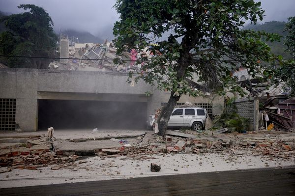 Đống đổ nát của một tòa nhà sụp đổ sau trận động đất ở La Guaira, Venezuela. - Sputnik Việt Nam