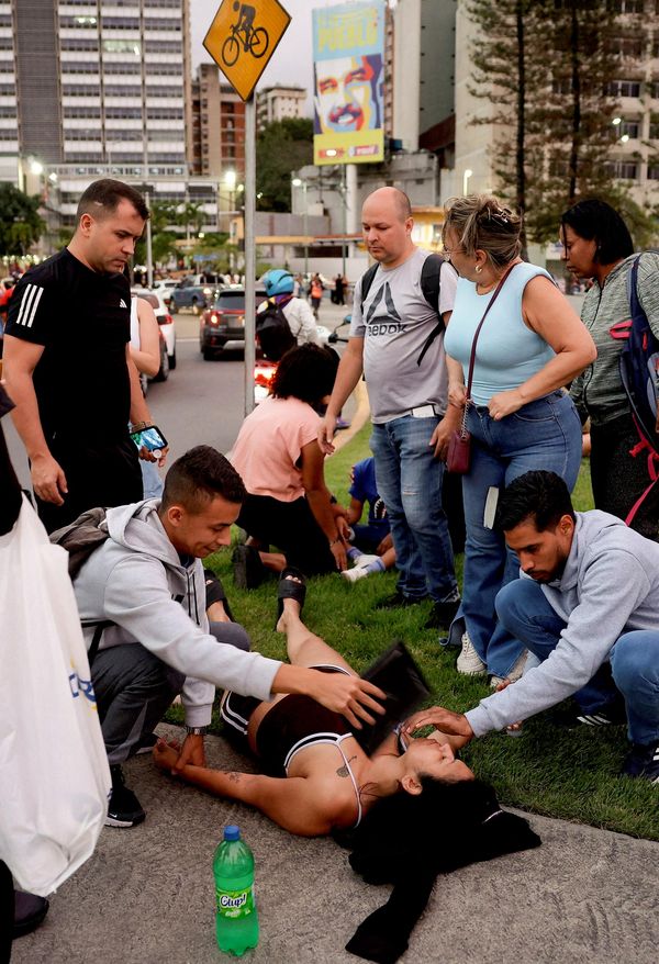Mọi người đang giúp đỡ người phụ nữ sau trận động đất ở Caracas, Venezuela. - Sputnik Việt Nam