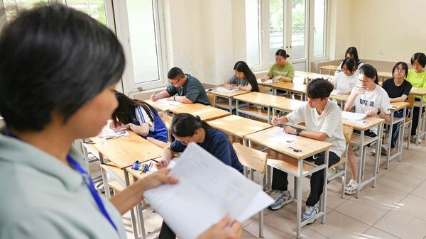 Ông Lê Văn Cường - Phó Hiệu trưởng nhà trường cho biết, chỉ tiêu tuyển sinh năm học 2026-2027 là 420 học sinh, trong khi có 5.566 thí sinh đăng ký dự thi. Với số lượng này, tỉ lệ chọi vào trường tương đương 1/13, tăng đáng kể so với năm trước.  - Sputnik Việt Nam