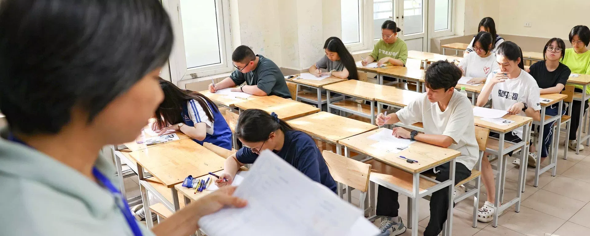 Ông Lê Văn Cường - Phó Hiệu trưởng nhà trường cho biết, chỉ tiêu tuyển sinh năm học 2026-2027 là 420 học sinh, trong khi có 5.566 thí sinh đăng ký dự thi. Với số lượng này, tỉ lệ chọi vào trường tương đương 1/13, tăng đáng kể so với năm trước. Ông Lê Văn Cường - Phó Hiệu trưởng nhà trường cho biết, chỉ tiêu tuyển sinh năm học 2026-2027 là 420 học sinh, trong khi có 5.566 thí sinh đăng ký dự thi. Với số lượng này, tỉ lệ chọi vào trường tương đương 1/13, tăng đáng kể so với năm trước. - Sputnik Việt Nam, 1920, 25.06.2026