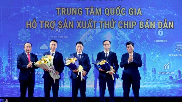 Bộ trưởng Bộ Khoa học và Công nghệ Vũ Hải Quân tặng hoa Ban lãnh đạo Trung tâm - Sputnik Việt Nam