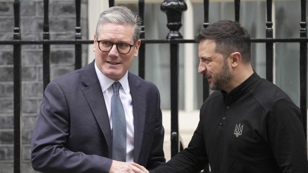 Thủ tướng Anh Keir Starmer chào đón Tổng thống Ukraine Volodymyr Zelensky. - Sputnik Việt Nam