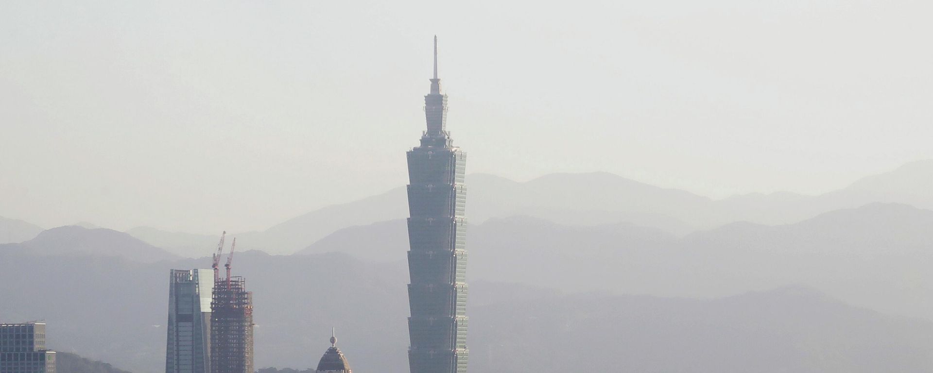 Toàn cảnh Đài Bắc với tòa nhà chọc trời Taipei 101 mang tính biểu tượng, tòa nhà cao nhất Đài Loan. - Sputnik Việt Nam, 1920, 28.06.2026
