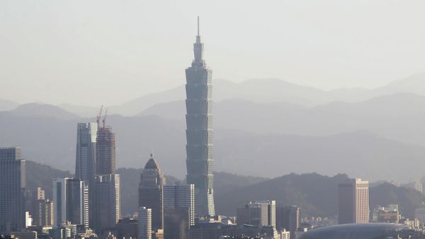Toàn cảnh Đài Bắc với tòa nhà chọc trời Taipei 101 mang tính biểu tượng, tòa nhà cao nhất Đài Loan. - Sputnik Việt Nam