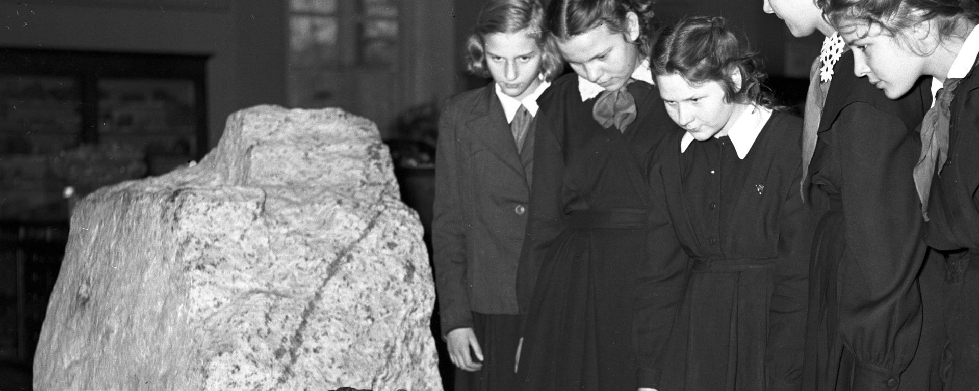 Посетители у самого большого осколка Сихотэ-Алинского железного метеорита массой 1745 кг. Грандиозный железный метеолитный дождь прошел в горах Сихотэ-Алинь (Приморский край) 12 февраля 1947 года. Общая масса осколков оценивается в 23 тонны - Sputnik Việt Nam, 1920, 27.06.2026