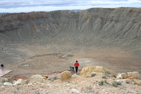 Hố Arizona (Mỹ) có đường kính 1,2 km và sâu 170 mét, được hình thành cách đây khoảng 50.000 năm do một tiểu hành tinh sắt rộng 50 mét rơi xuống. - Sputnik Việt Nam
